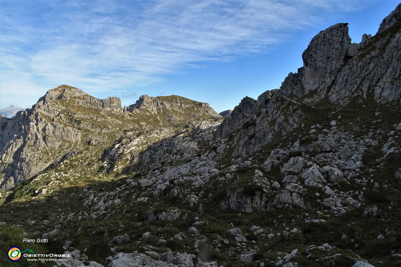 90 Dall'alto il sentiero scende per poi risalire.JPG